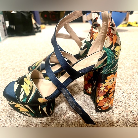 Shoes - Stuart Weitzman summer shoes, great condition, size 6